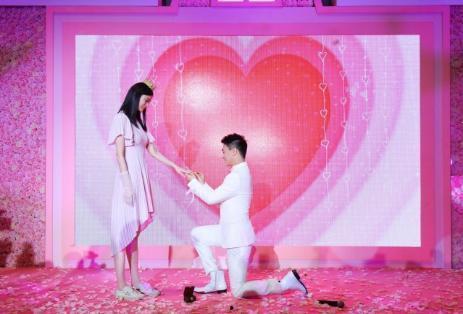 比心签约网红合照,甜蜜合照见证友谊