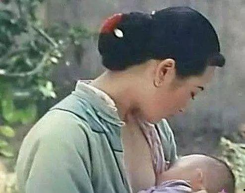 明星喂奶照李小璐,明星育儿瞬间展现母爱光辉